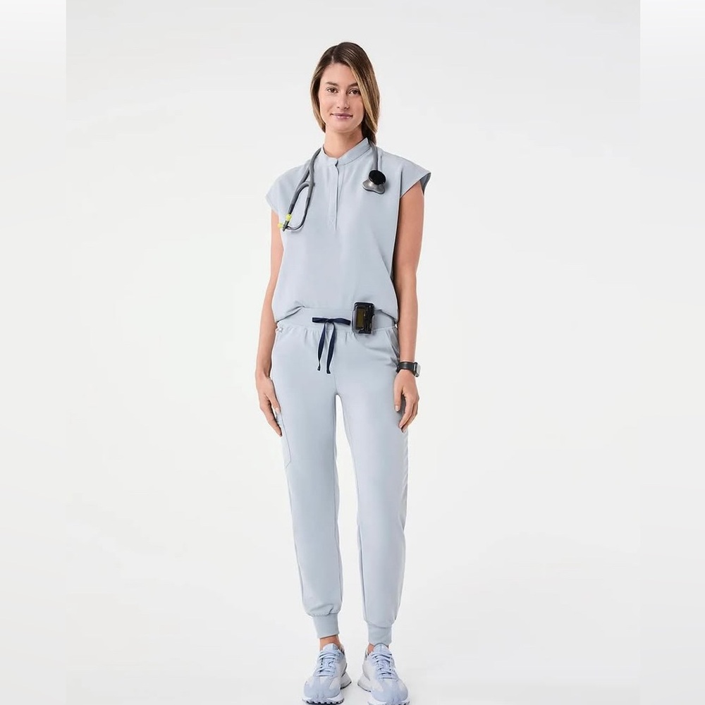 FIGS Dusty Blue
Zamora joggers XS/P
Rafaela top XXS
Sold as set